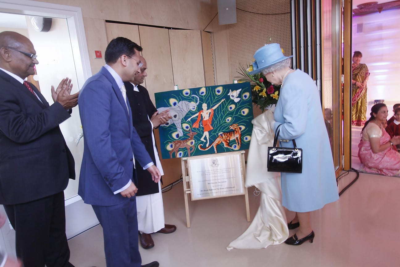 Queen Elizabeth II Visits Krishna Avanti School Stanmore (7)