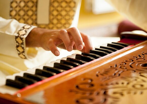 Harmonium and Singing for Beginners