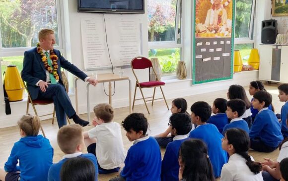 Oliver Dowden feature image Deputy Prime Minister visits Hare Krishna Primary School